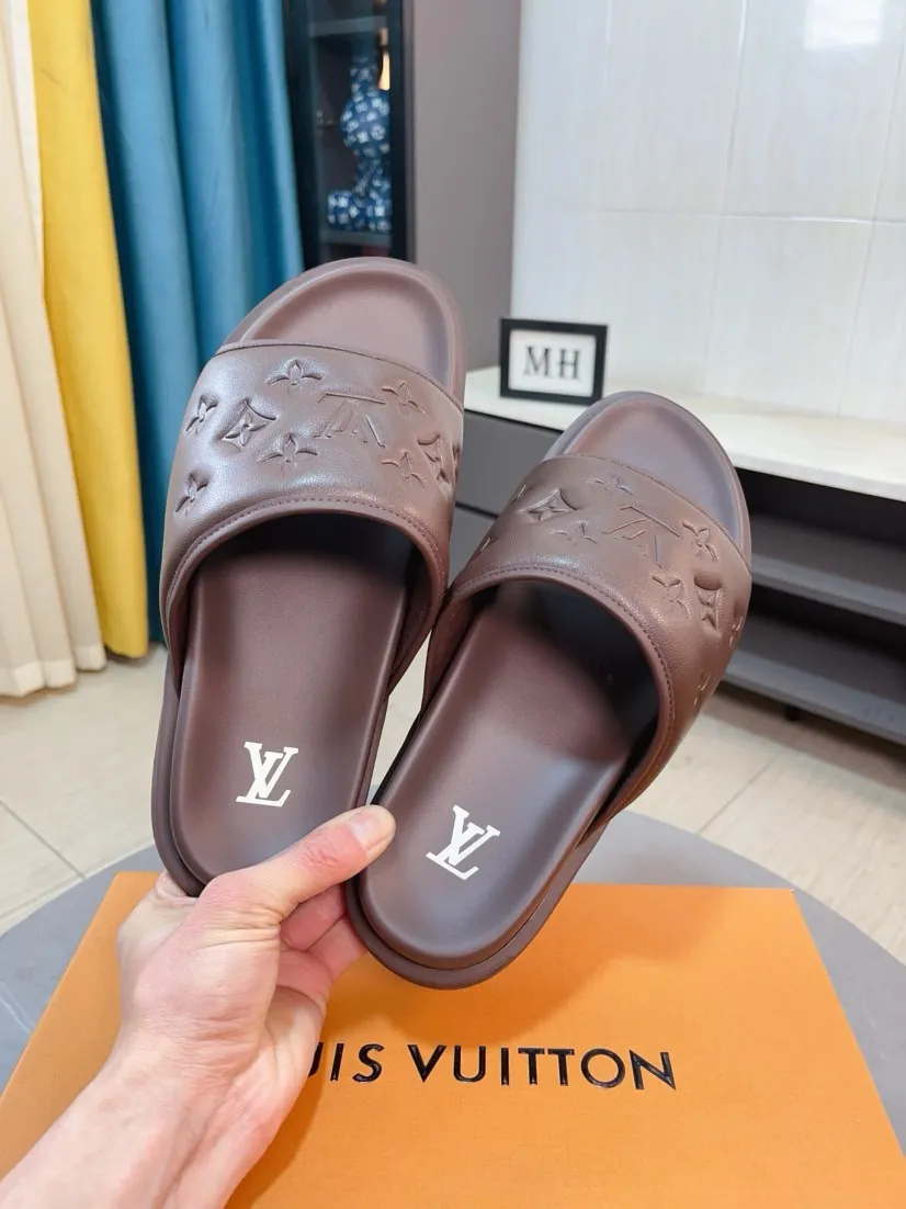 Men's shoes 💰360🌹🌹 (lv-Louis Vuitton) new men's sandals, high-end boutique, exquisite embossed logo decoration on the upper, fine workmanship, super soft soles, casual, loose and comfortable, a must-have in summer! \nsize：38-44
